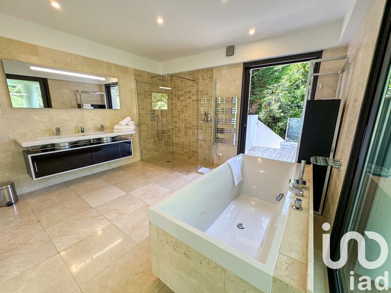 Maison - 510 m² - 7 pièces