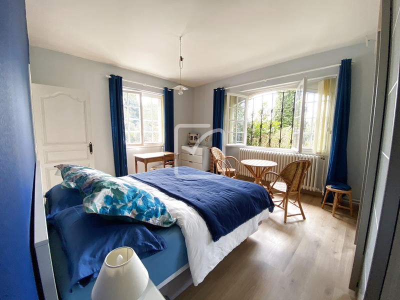 Propriété - 250 m² - 11 pièces