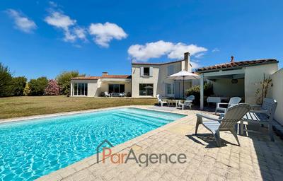 Maison - 204 m² - 5 pièces