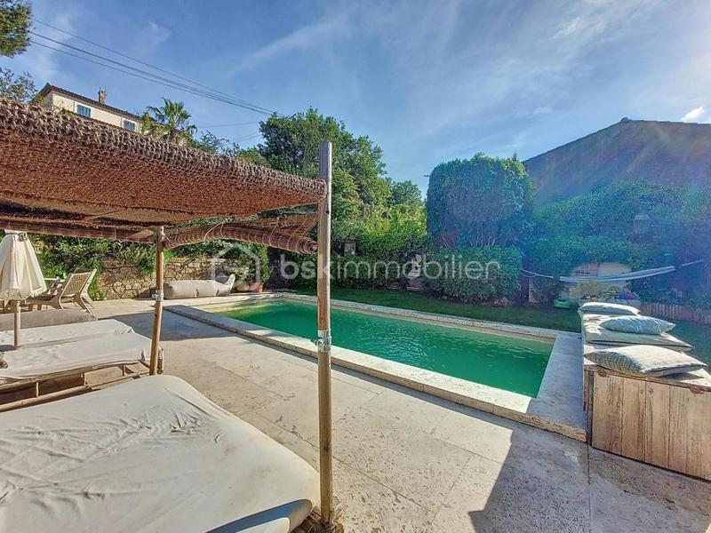 Maison - 254 m² - 8 pièces