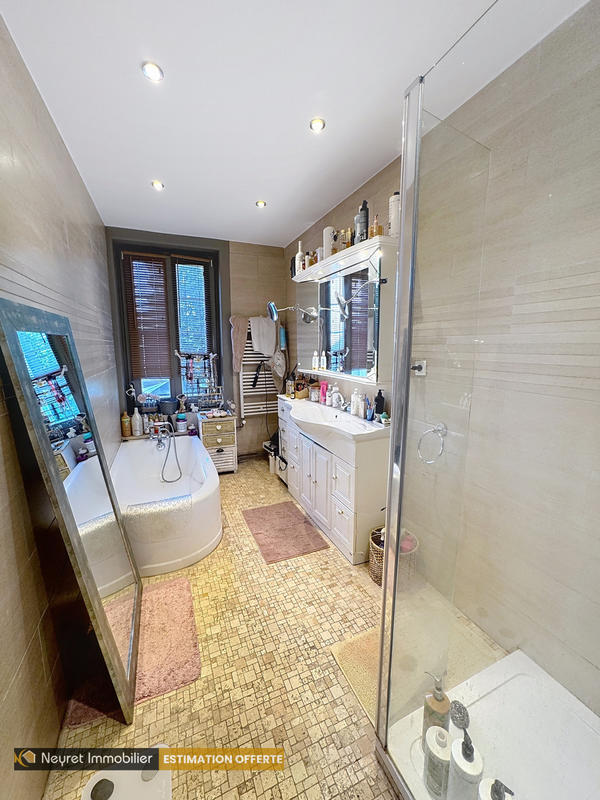 Maison - 300 m² - 10 pièces