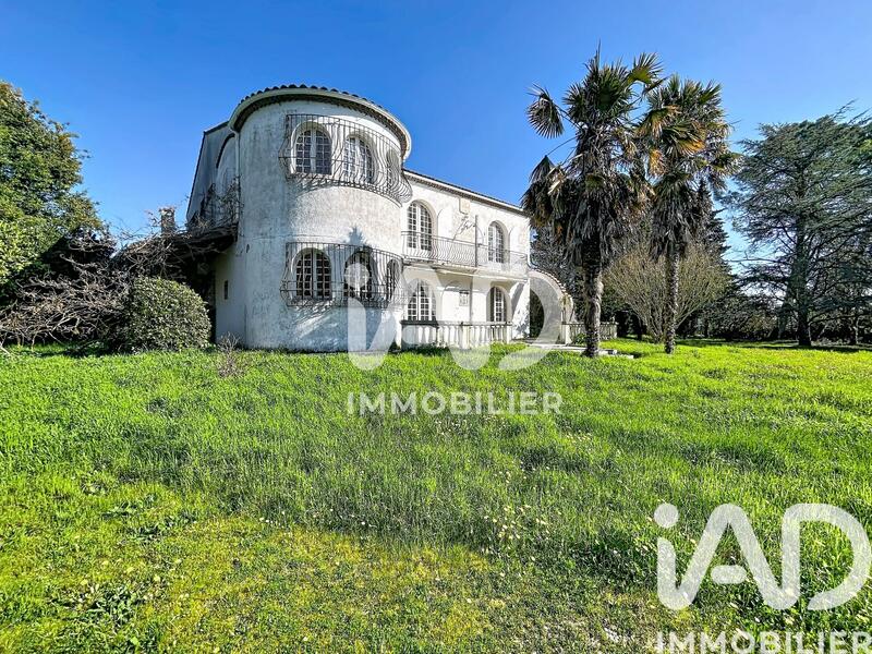 Maison - 305 m² - 8 pièces