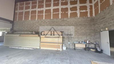 Entrepôt - 680 m²