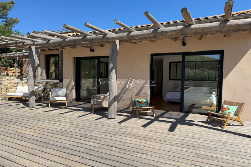 Maison - 250 m² - 5 pièces