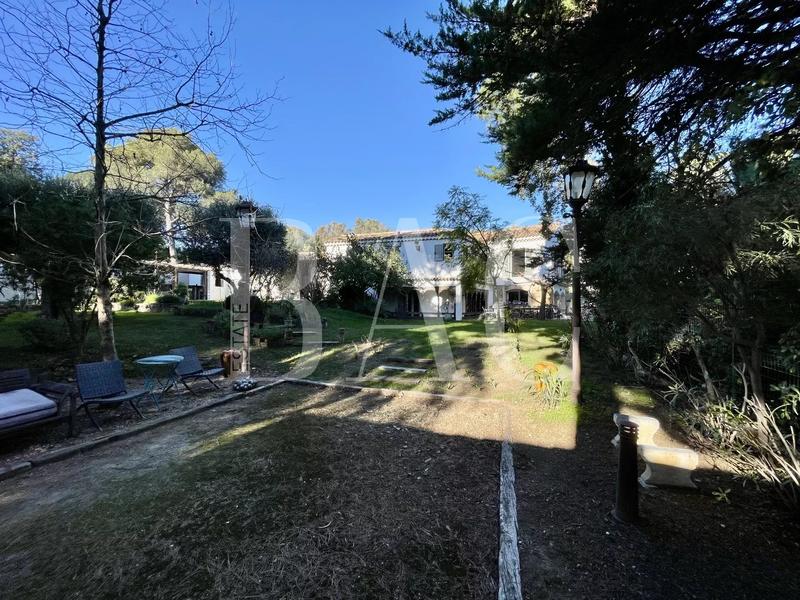 Villa - 273 m² - 12 pièces