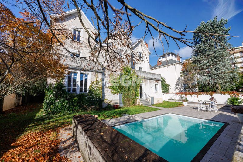 Propriété - 260 m² - 8 pièces