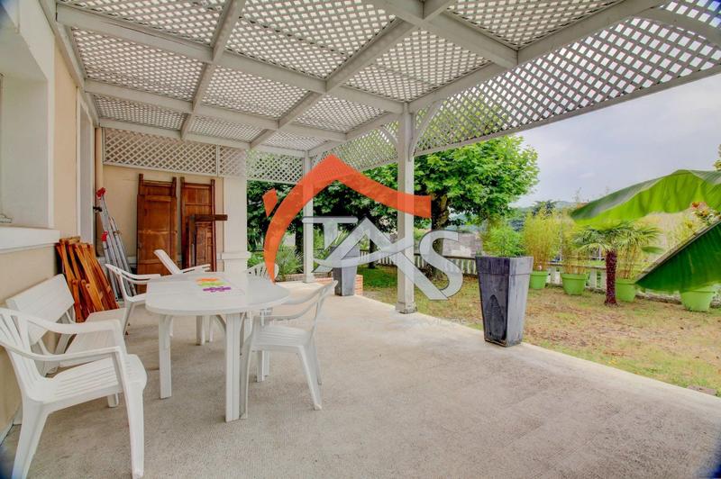 Maison - 374 m² - 10 pièces