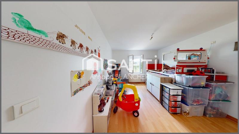 Maison - 141 m² - 8 pièces