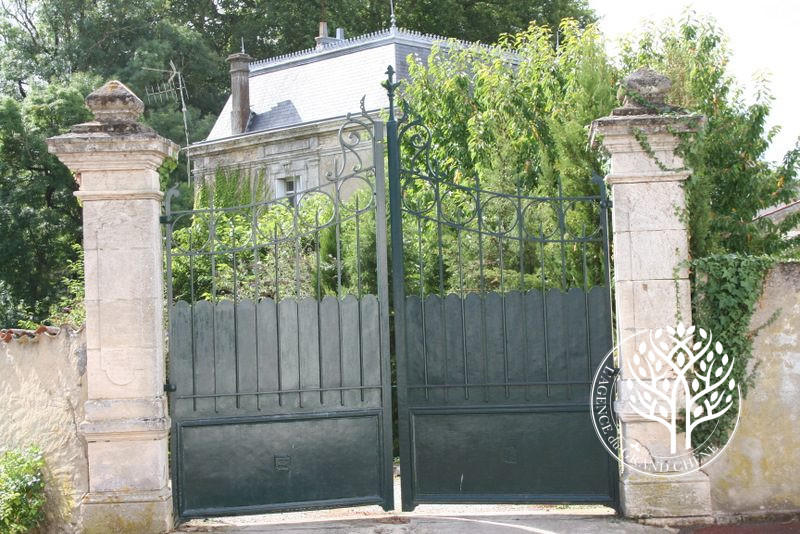 Maison - 435 m² - 16 pièces