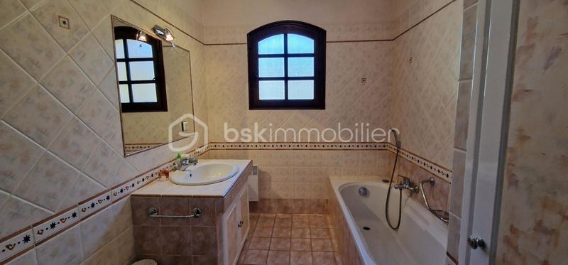 Propriété - 207 m² - 6 pièces