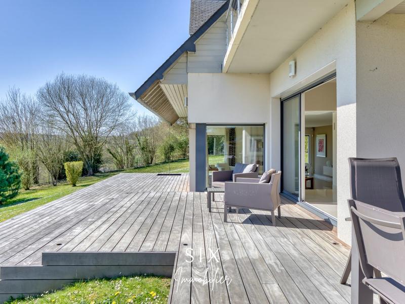 Maison - 270 m² - 9 pièces