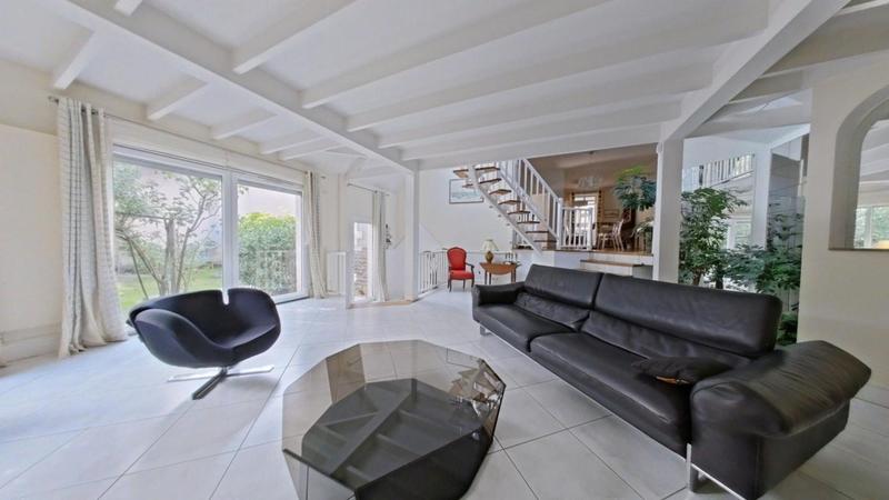 Maison - 284 m² - 9 pièces