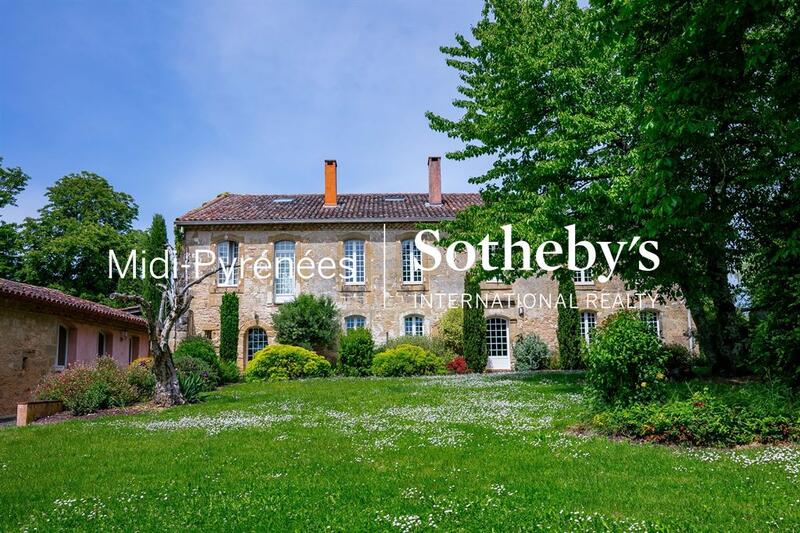 Maison - 1 130 m² - 30 pièces