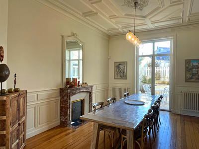 Maison - 256 m² - 9 pièces