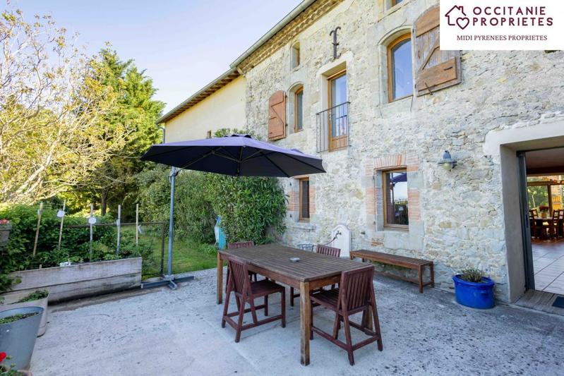 Corps de ferme - 700 m² - 17 pièces