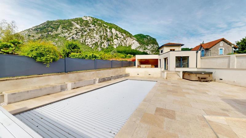 Maison - 1 000 m² - 16 pièces