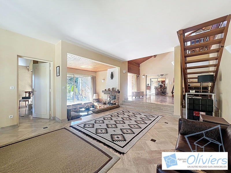 Maison contemporaine - 310 m² - 11 pièces