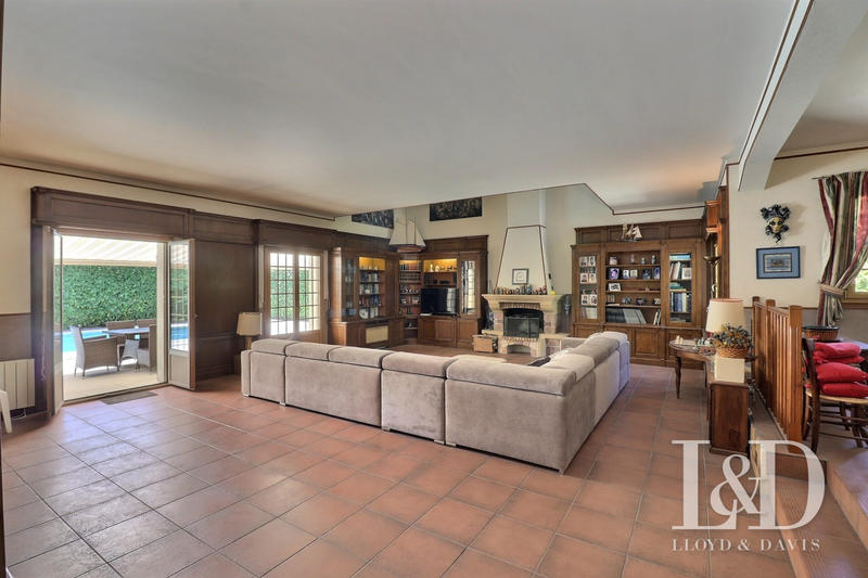 Maison - 425 m² - 14 pièces