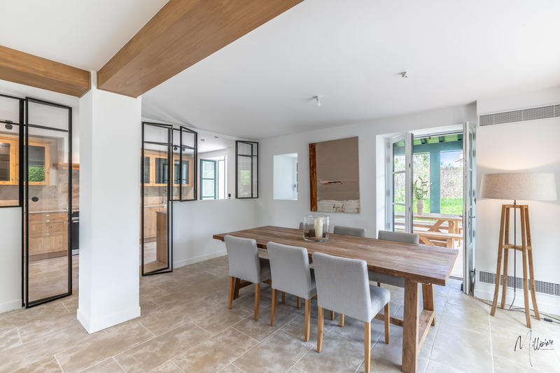 Maison - 240 m² - 8 pièces