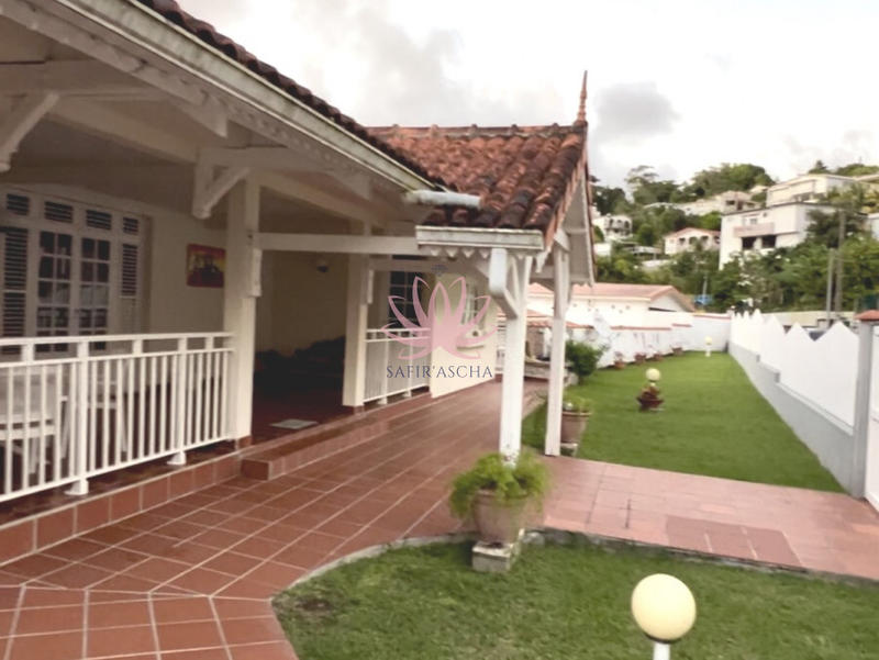 Maison - 330 m² - 13 pièces