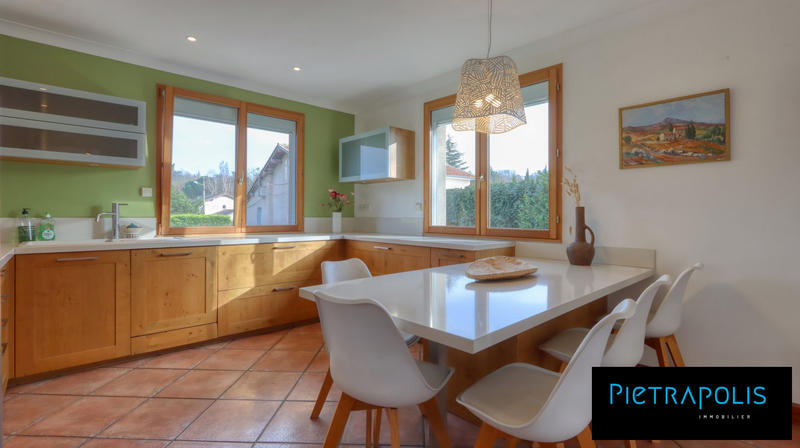 Maison - 270 m² - 9 pièces