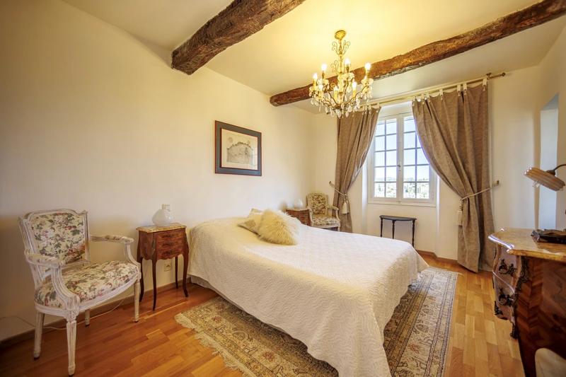 Maison - 401 m² - 9 pièces