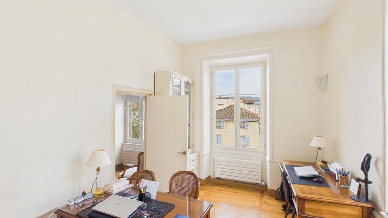 Appartement - 171 m² - 5 pièces