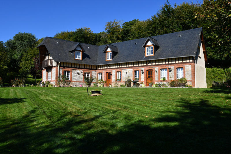Maison - 225 m² - 9 pièces