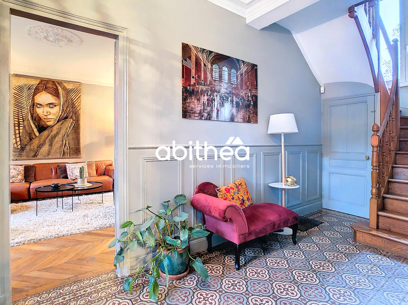 Maison - 330 m² - 11 pièces