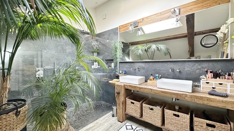 Maison - 312 m² - 9 pièces