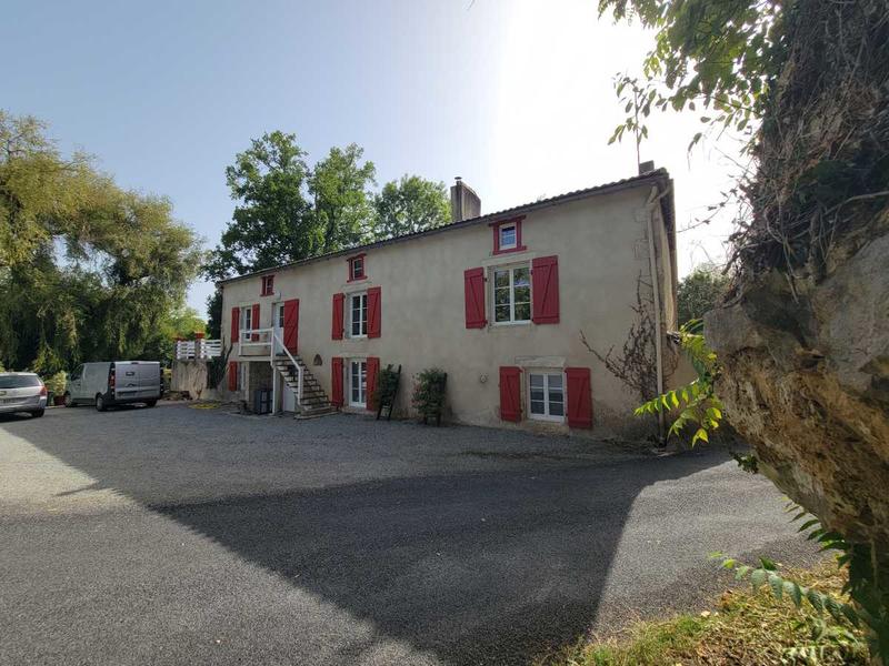 Propriété - 298 m² - 10 pièces