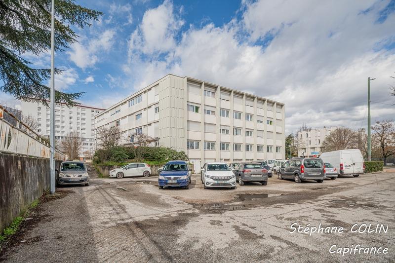 Immeuble - 1 700 m² - 46 pièces