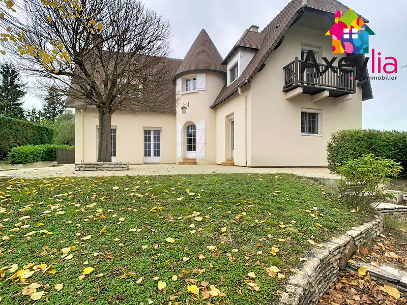 Maison - 240 m² - 7 pièces