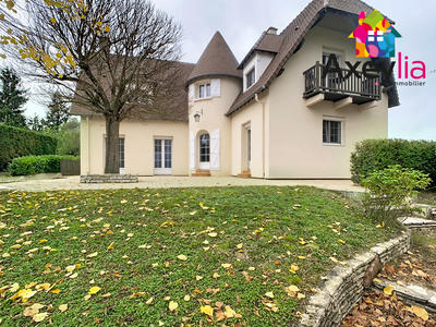 Maison - 240 m² - 7 pièces