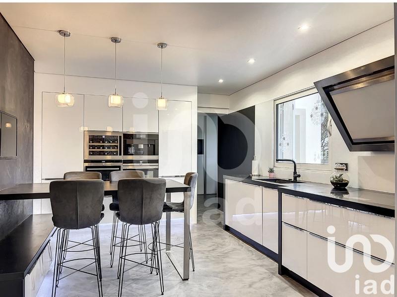 Maison - 256 m² - 9 pièces