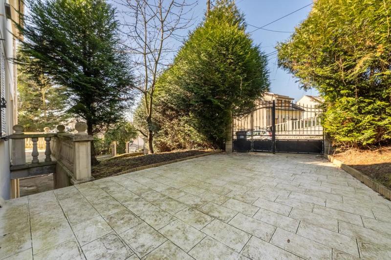 Maison - 220 m² - 7 pièces