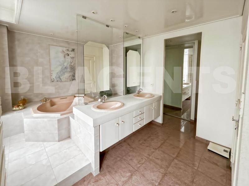 Maison - 336 m² - 10 pièces