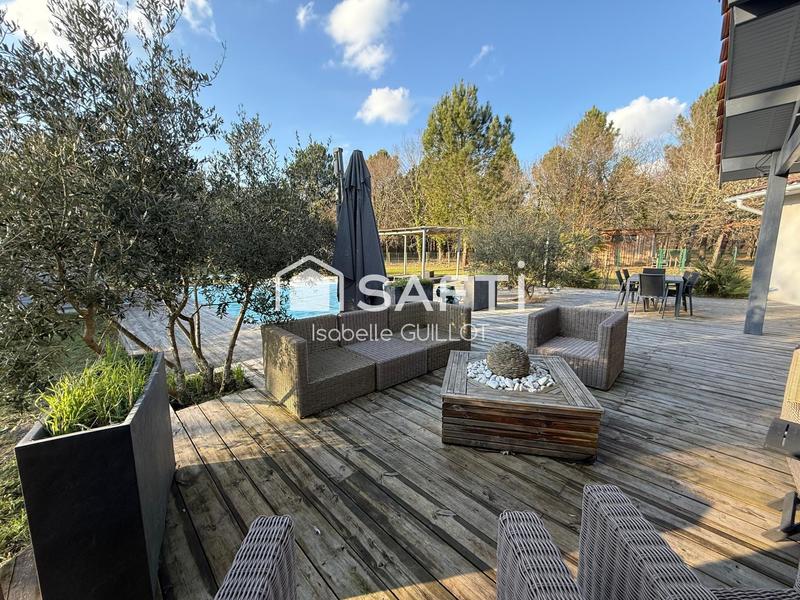 Maison - 240 m² - 9 pièces