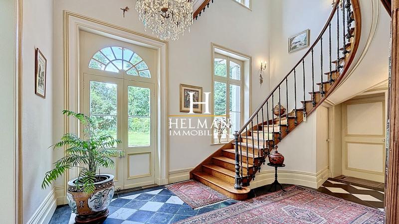 Maison - 300 m² - 8 pièces