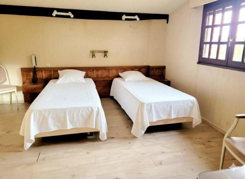 Maison - 1 460 m² - 30 pièces