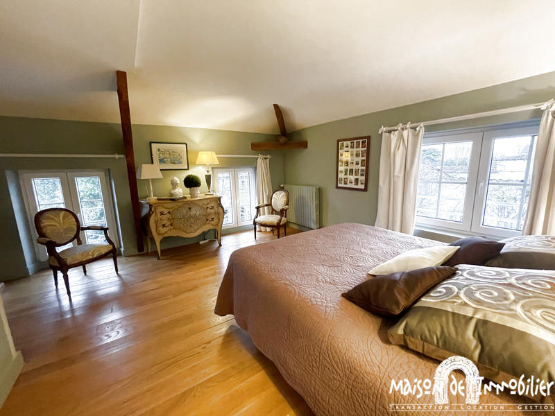 Maison - 233 m² - 9 pièces