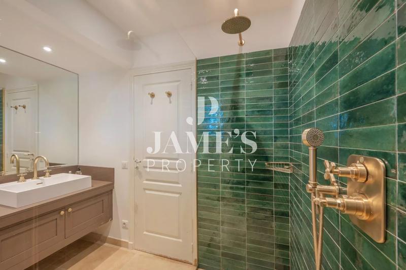 Maison - 258 m² - 9 pièces