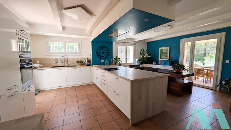 Propriété - 325 m² - 7 pièces