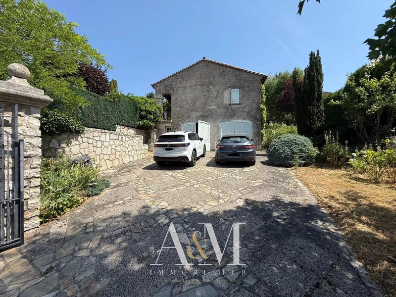 Propriété - 275 m² - 7 pièces