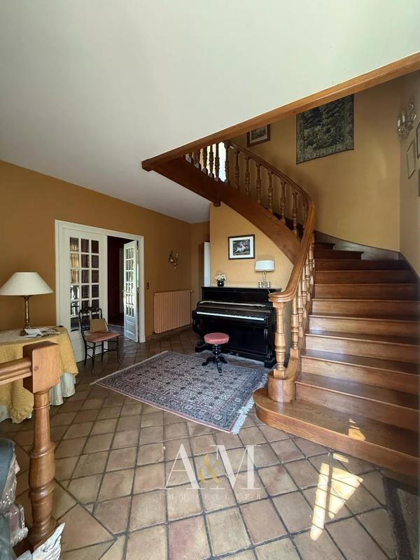 Propriété - 275 m² - 7 pièces