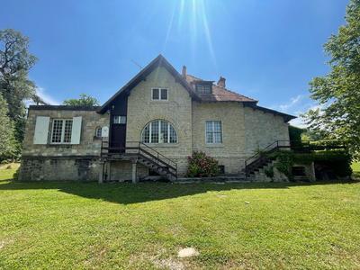 Maison - 260 m² - 8 pièces