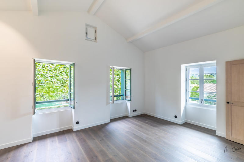 Maison - 240 m² - 8 pièces