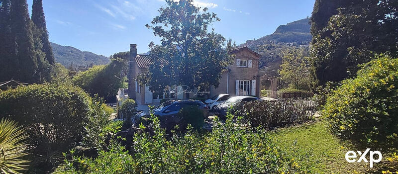 Maison - 242 m² - 9 pièces