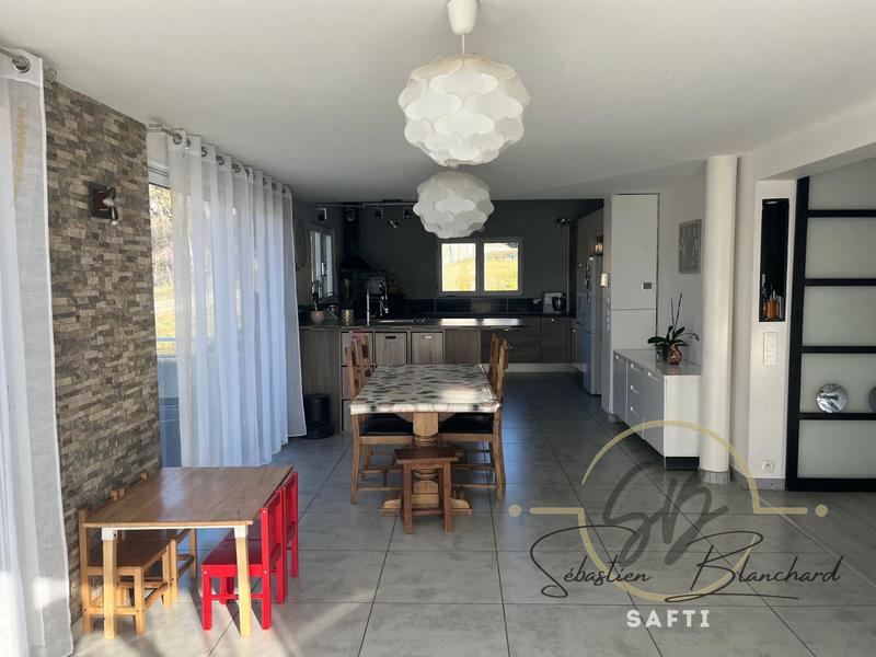 Maison - 222 m² - 9 pièces