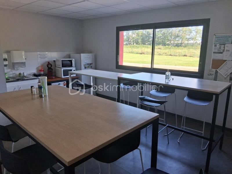 Local commercial - 4 279 m² - 5 pièces